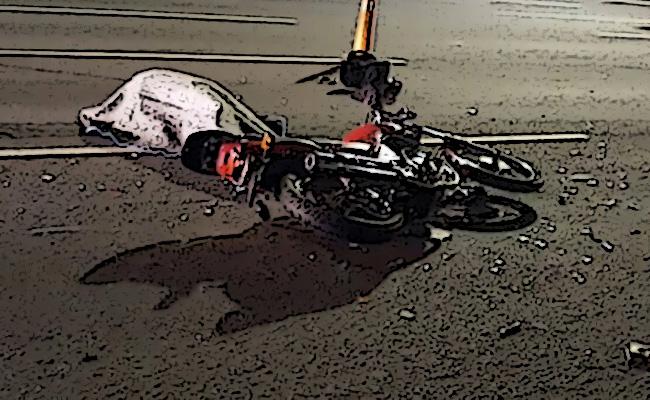 Muere joven al impactar su moto contra auto en Izúcar