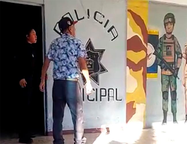 Agrede a mujer policía y lo dejan libre en Tepeojuma  
