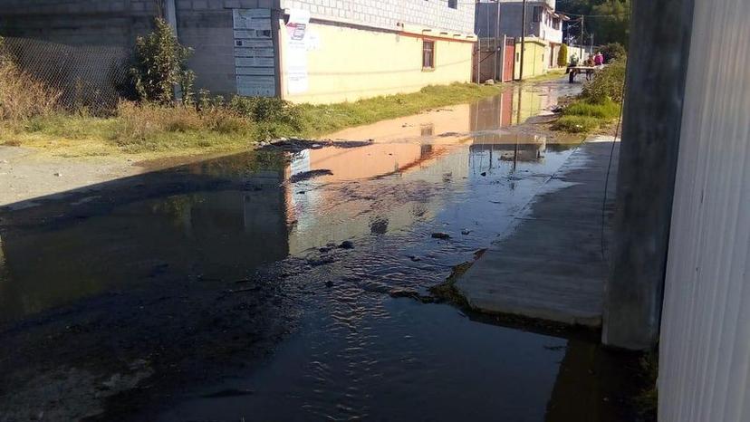 Aguas del canal inundan calles de Santa Rosa en Tecamachalco