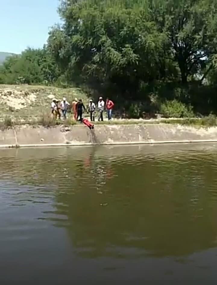 Mujer muerta flotaba sobre canal en Tecamachalco
