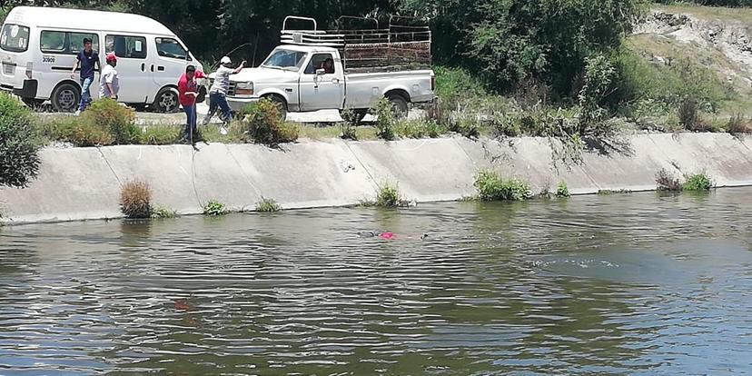 Mujer muerta flotaba sobre canal en Tecamachalco