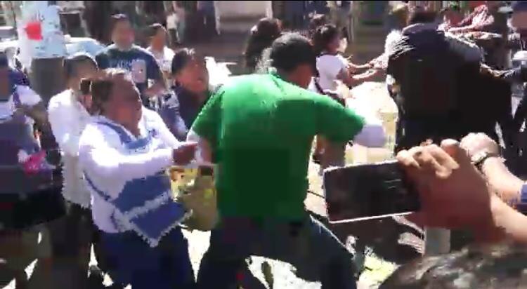 VIDEO Golpiza, ayuntamiento de Tehuacán contra ambulantes