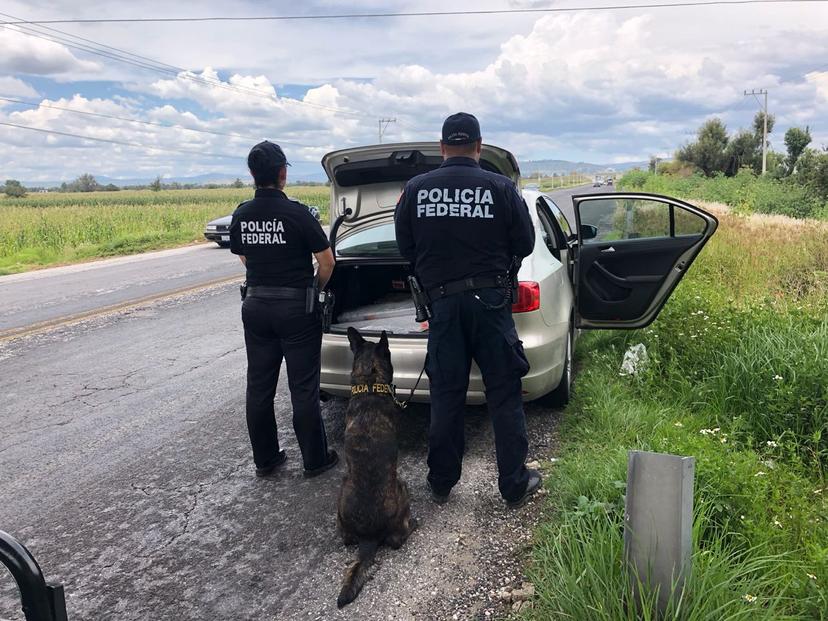 Abandonan vehículo con armas y cartuchos en Huejotzingo