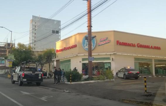 Asesinan a mujer frente a Farmacias Guadalajara de Las Torres