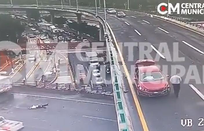 VIDEO Lo atropellan, cae de puente y otro auto lo remata 