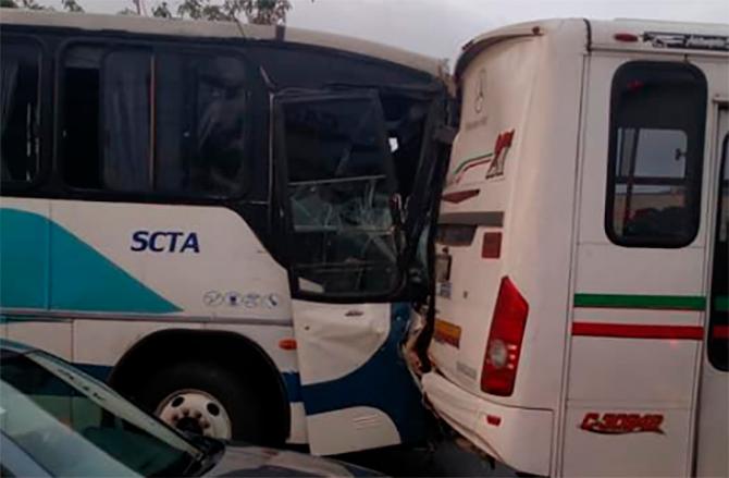 Chocan dos autobuses en la federal a Tehuacán