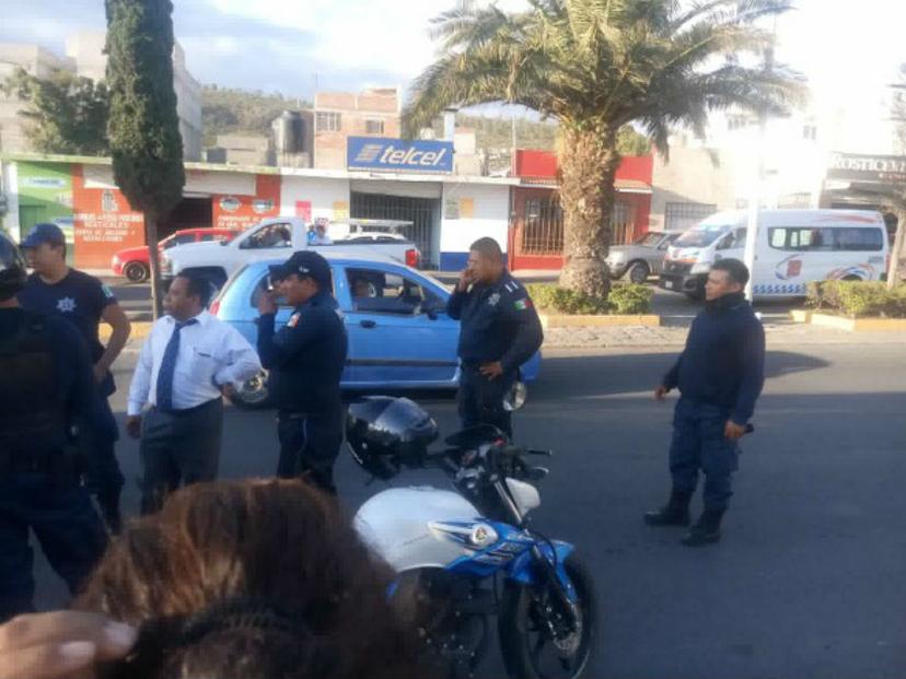 Chofer de AU atropella a motociclista en Tecamachalco