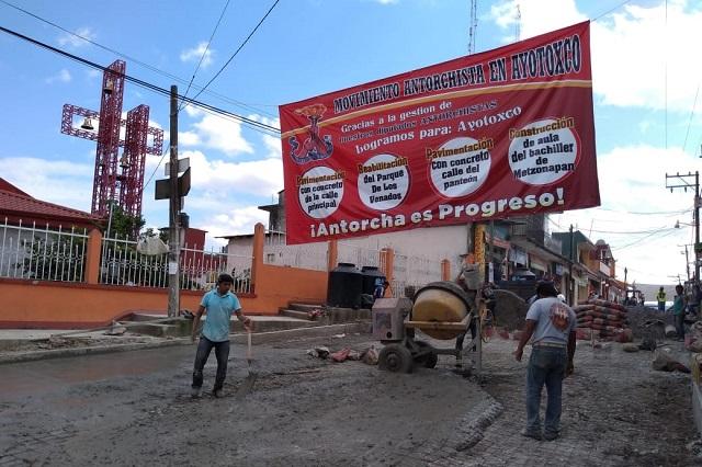 Antorcha gestiona pavimentación de calle en Ayotoxco