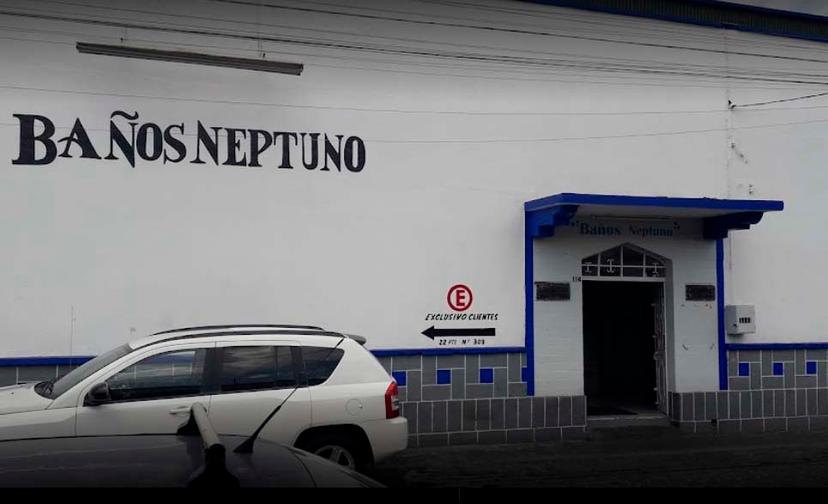 Encañonan y sacan semidesnudos a usuarios de baños Neptuno en Puebla
