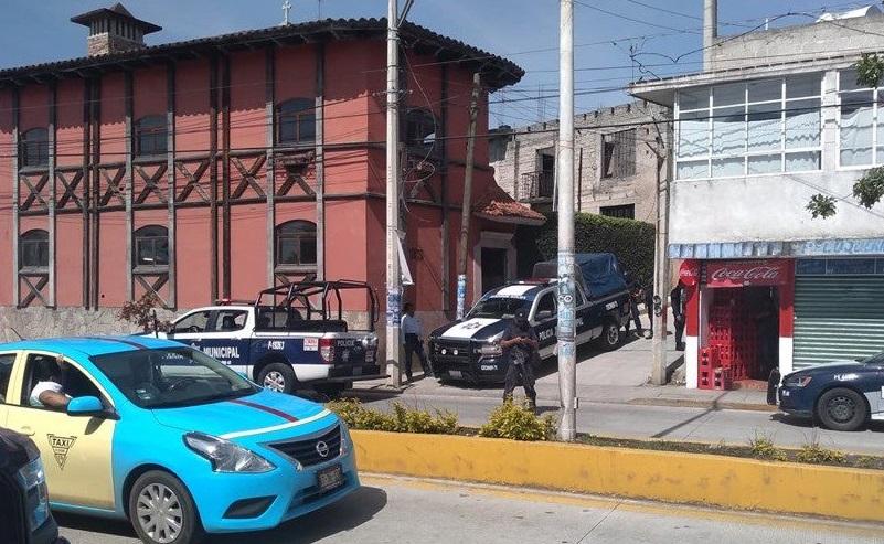Detienen a 8 ocho en bodega de autos robados en Teziutlán