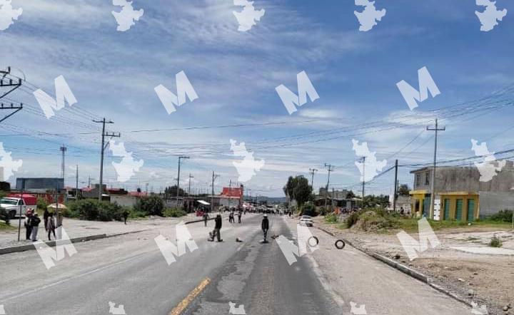 Por falta de agua pobladores de Acajete cierran carretera