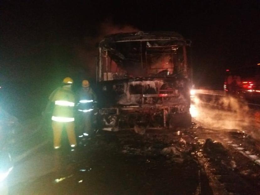 VIDEO: Autobús con peregrinos se incendia en la México-Puebla