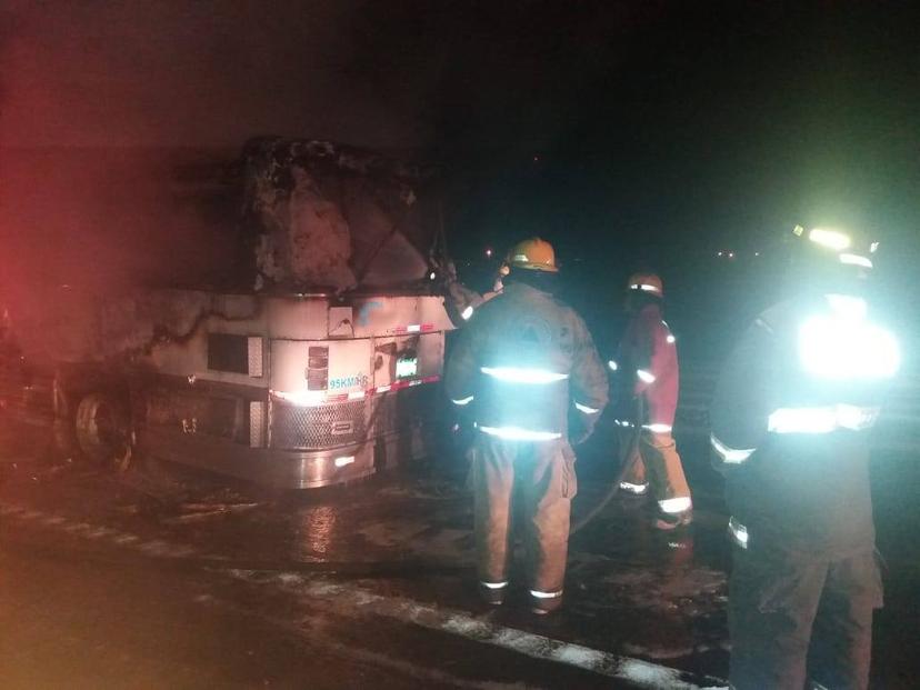 VIDEO: Autobús con peregrinos se incendia en la México-Puebla