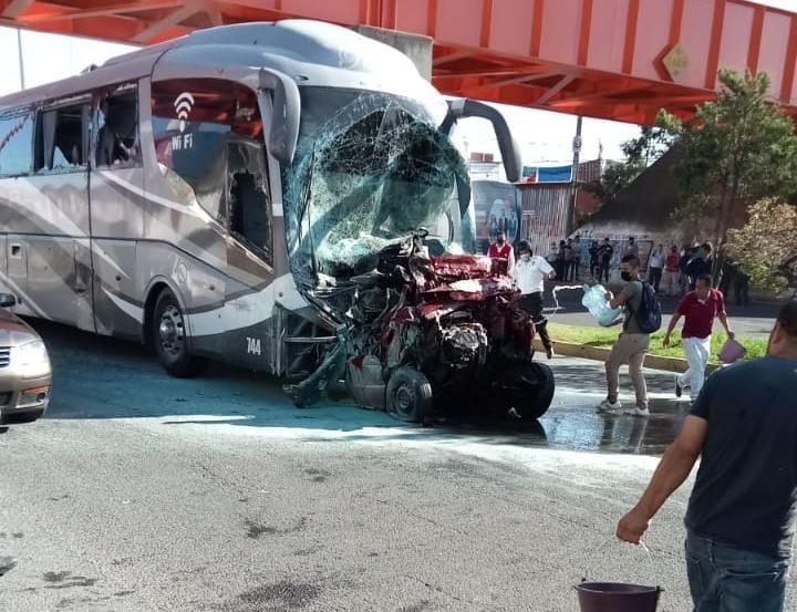 VIDEO Autobús con comerciantes de Texmelucan se quedó sin frenos en Xalapa