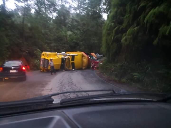 Vuelca camión en la carretera Zacapoaxtla-Cuetzalan 