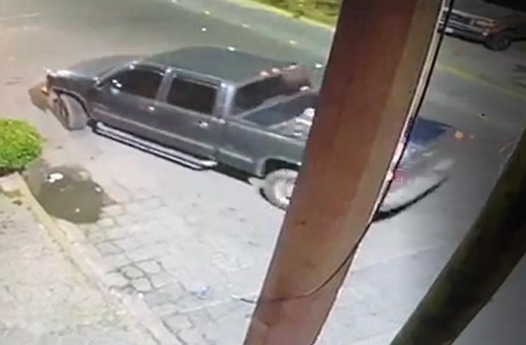 VIDEO Graban a hampones robando camioneta en Tecamachalco