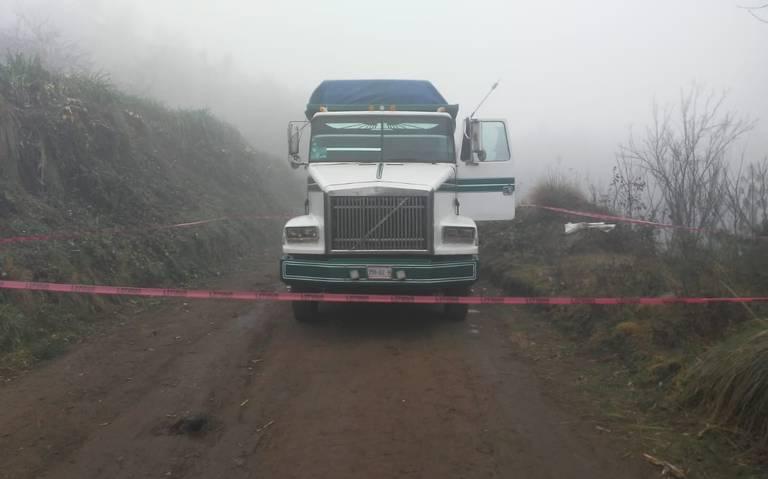Recuperan camión cargado con abarrotes en Atempan