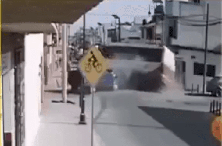 VIDEO Camioneta embiste camión de transporte público en Tepeaca