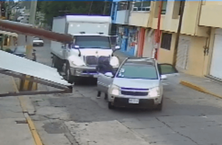 VIDEO Un cerrón y unos segundos bastan para robar camiones en Texmelucan