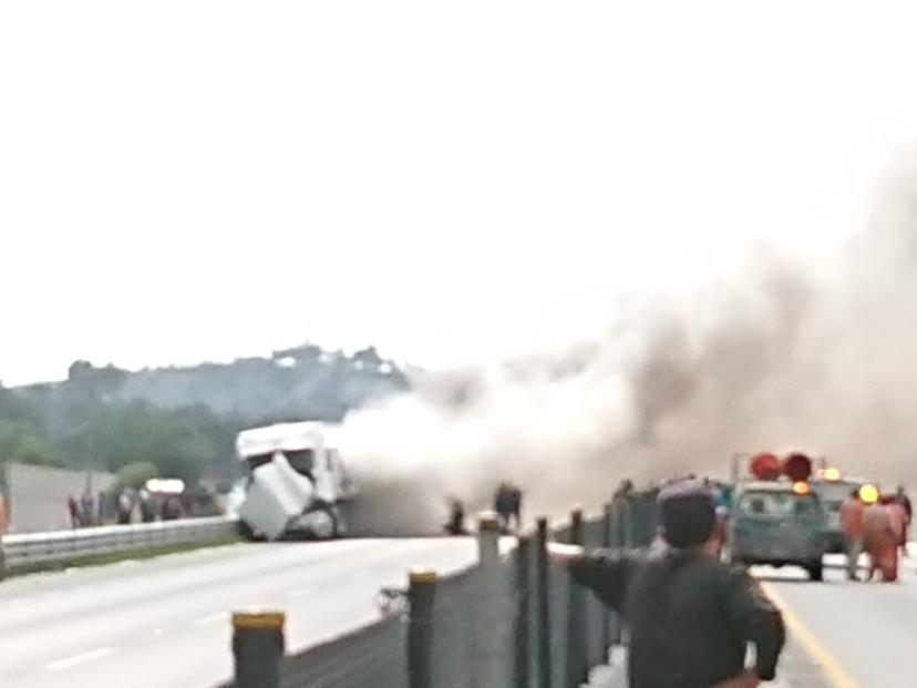 Choque de tráileres cierra autopista Puebla-Orizaba