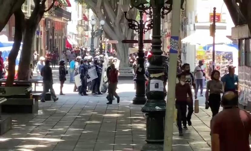 VIDEO Batalla campal entre ambulantes del centro de Puebla