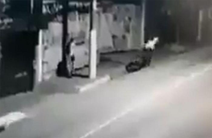 VIDEO A balazos se defiende jovencita de dos asaltantes en moto