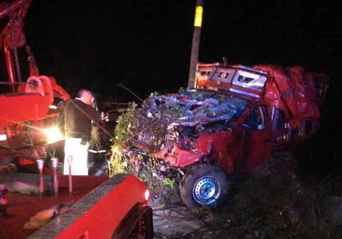 Camioneta cae a voladero en Zacapoaxtla y tripulantes sobreviven