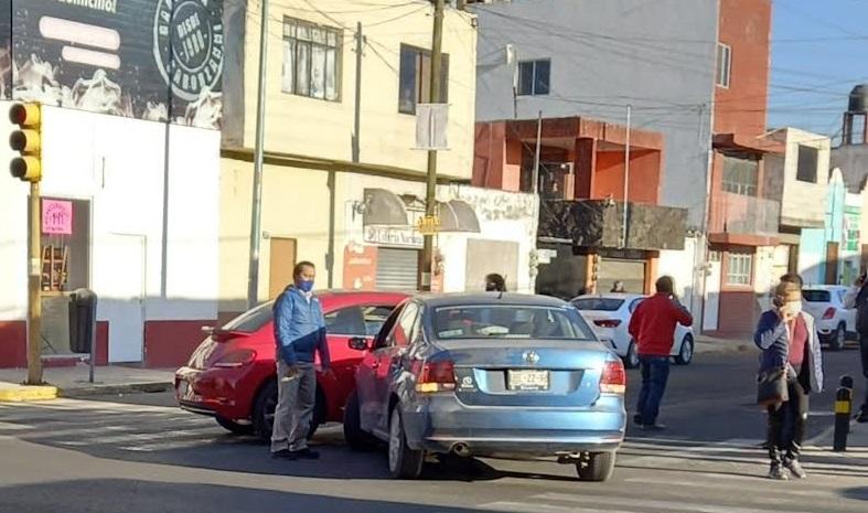 Cinco vehículos siniestrados por mañana de choques en la capital poblana