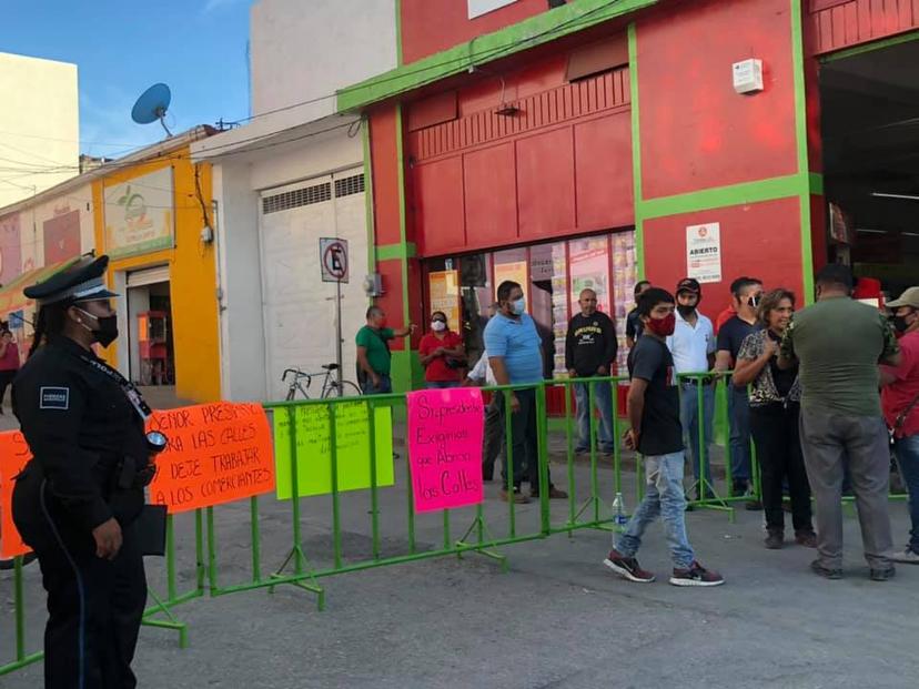 Comerciantes y vecinos del centro de Izúcar se inconforman con el cierre de calles  