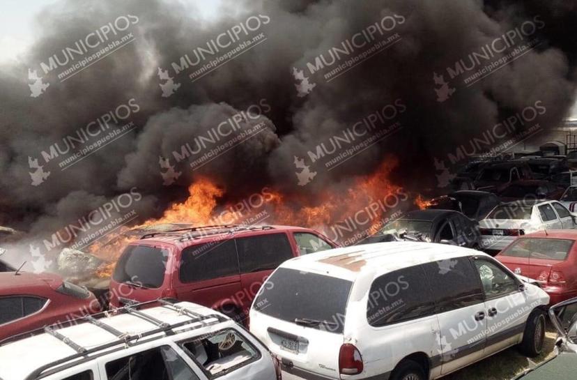 Arde corralón de autos en Chachapa