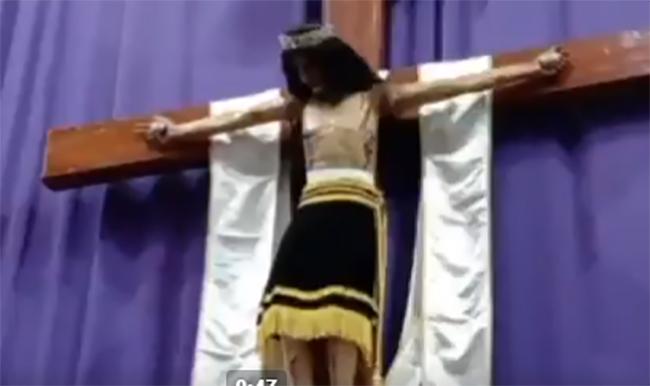 VIDEO Captan cómo Cristo de Amozoc mueve la cabeza durante misa de viernes santo