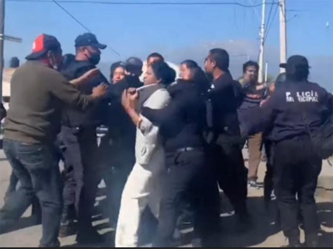 Siguen enfrentamientos por obra del mercado en Huejotzingo; hay 4 detenidos