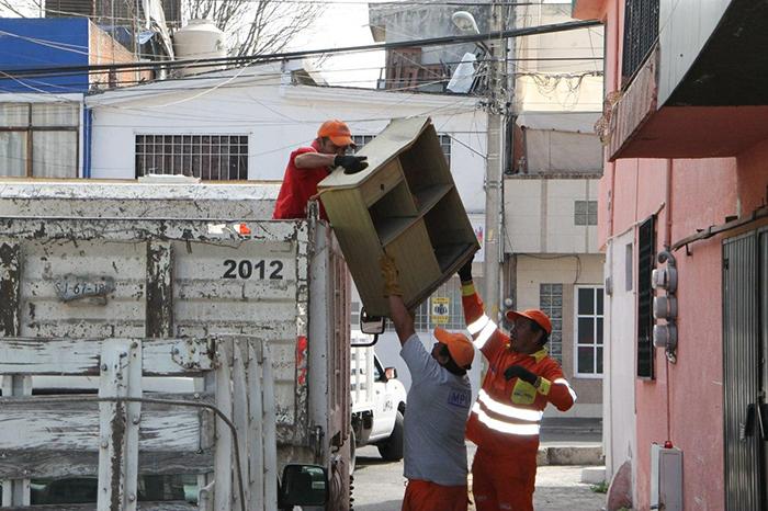 Continúan jornadas de descacharrización para prevenir inundaciones en Puebla