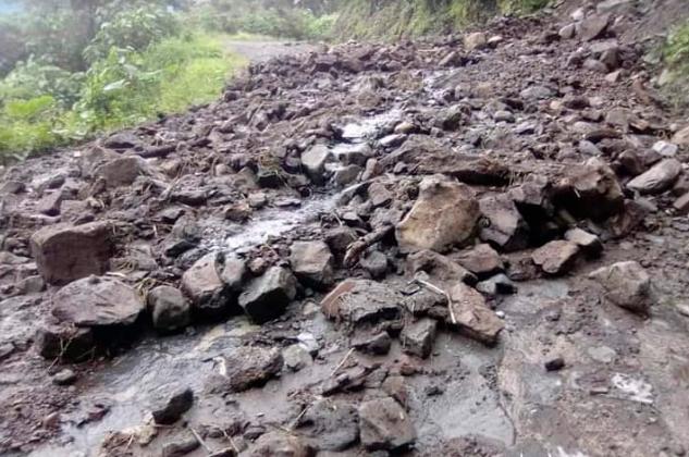 Lluvias en Zihuateutla provocan deslaves y bloqueo de caminos