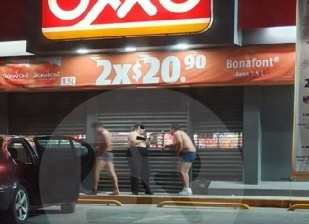 Captan a tres personas semidesnudas en Oxxo de Amozoc