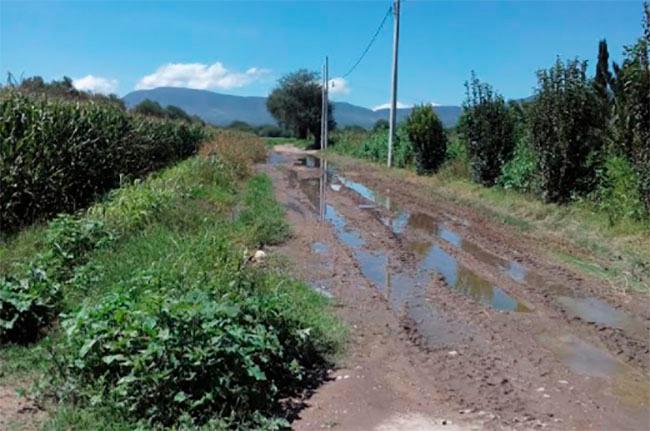 Deficiencias en obras en Tlacotepec contaminan campos y dañan caminos