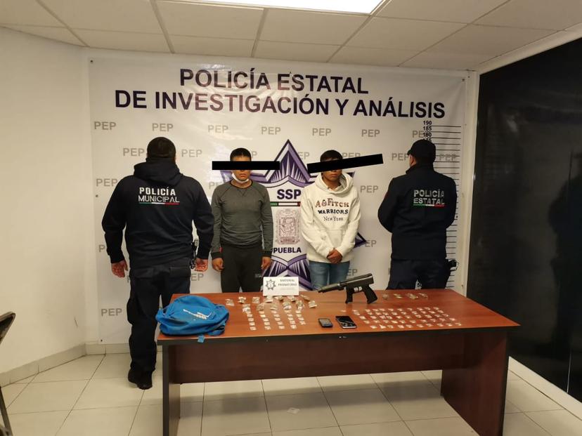 Aseguran a dos narcomenudistas con 112 dosis de droga en Texmelucan