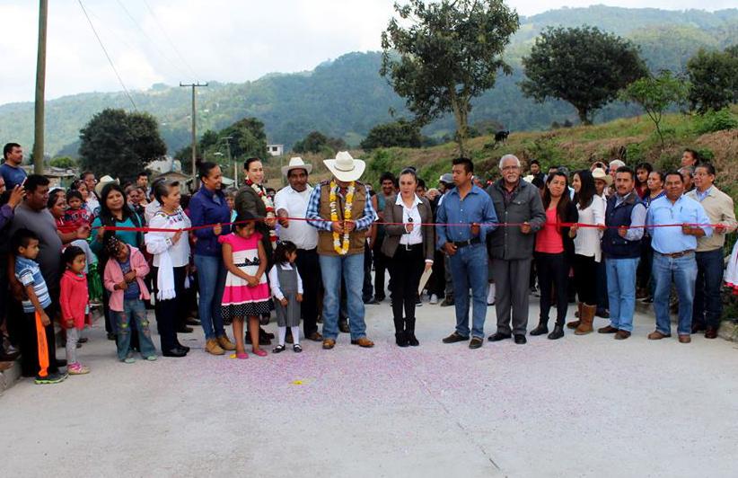 Inaugura Lobato pavimentación de calle Xalacapan-Xilita