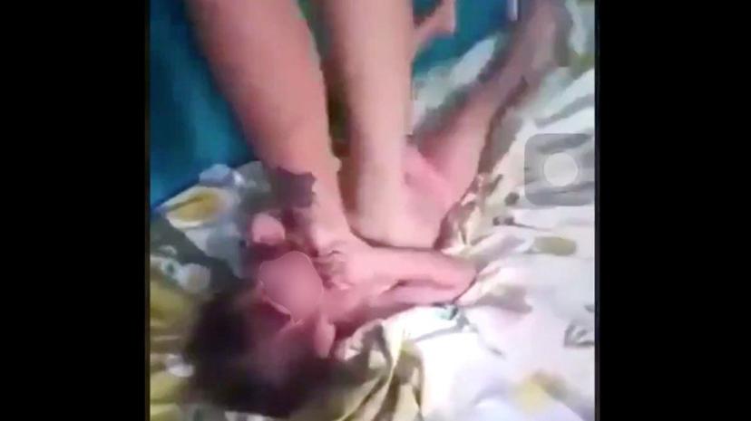 VIDEO Mujer pisotea y baila sobre su hija de 3 años