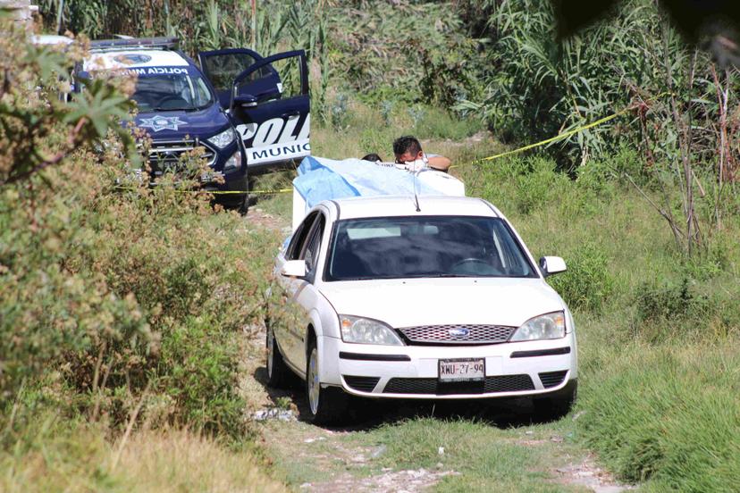 Abandonan 3 cadáveres dentro de auto en colonia de Puebla