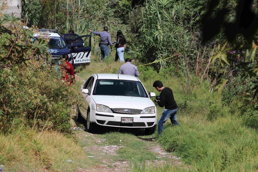 Abandonan 3 cadáveres dentro de auto en colonia de Puebla