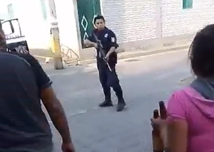 VIDEO policías ebrios encañonan a jóvenes en Huaquechula
