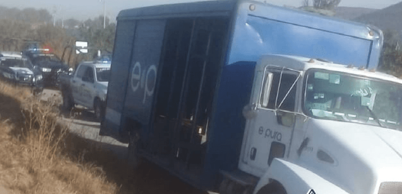 Policías frustran robo de camión refresquero en Tecamachalco