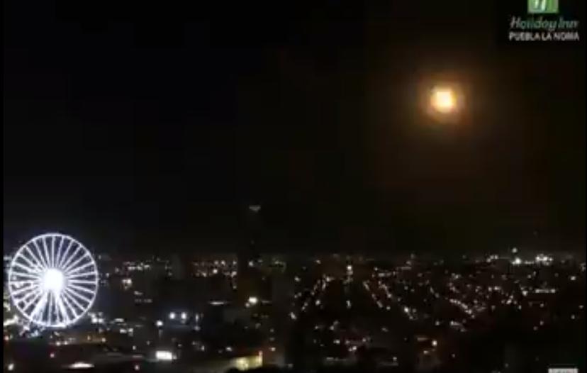 VIDEO Sorprende bólido que cruza y estalla en cielo de Puebla