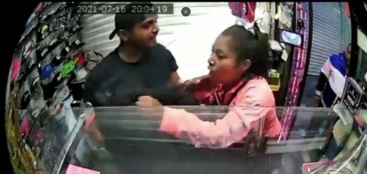 VIDEO Le escupe a su empleada en local de Puebla