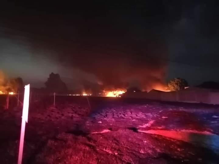 Por incendio cercano a gasera de Acajete cierran circulación