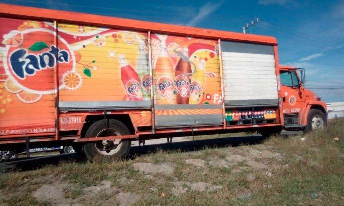 Ladrones abandonan camión repartidor de refrescos en Tecamachalco