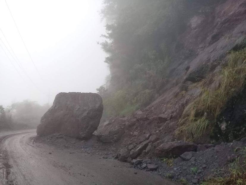 Afectan 40 deslaves por lluvias a carreteras de Sierra Norte