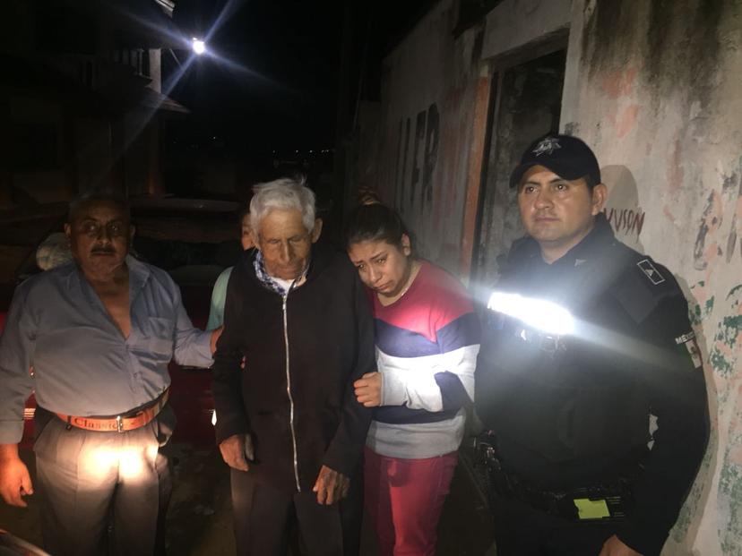 Rescatan a sexagenario que caminaba sobre la Puebla - Orizaba
