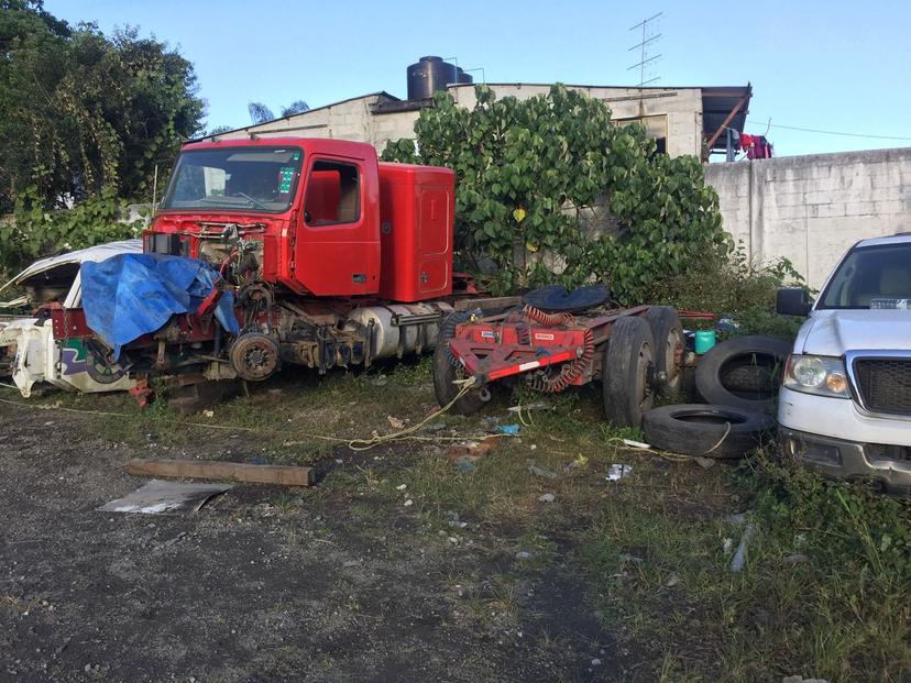 Hallan vehículos y plataformas robadas en corralón de Xicotepec